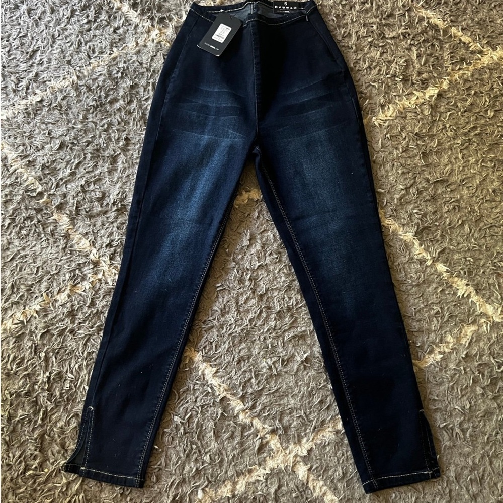 Brand new with tags. Fashion nova. Size 5